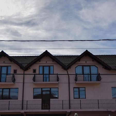 فندق New House Curtea de Argeş المظهر الخارجي الصورة