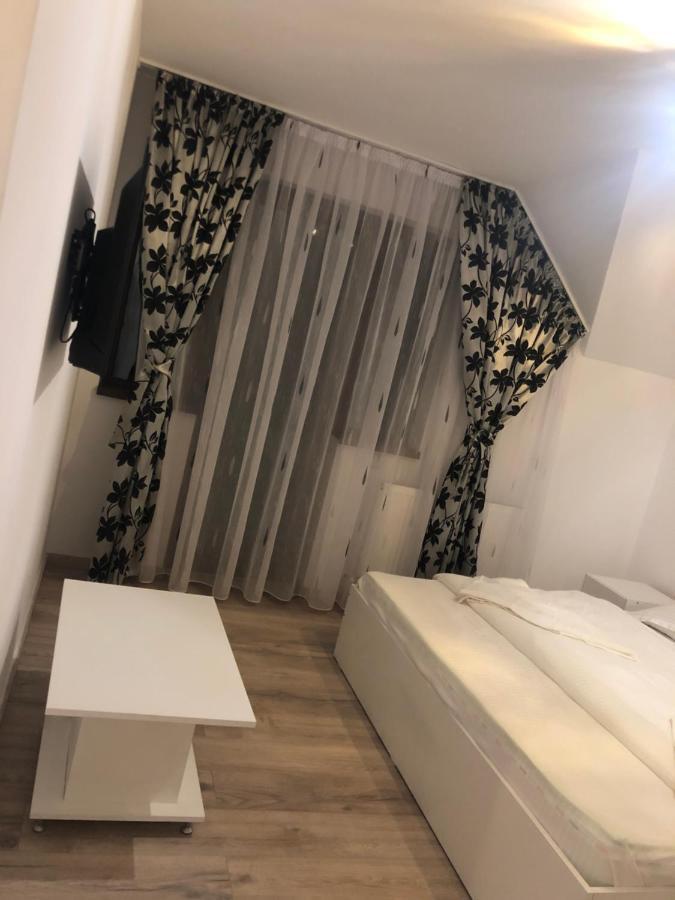 فندق New House Curtea de Argeş المظهر الخارجي الصورة