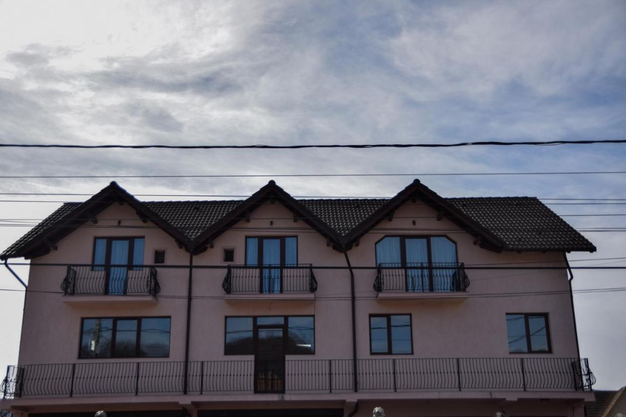 فندق New House Curtea de Argeş المظهر الخارجي الصورة