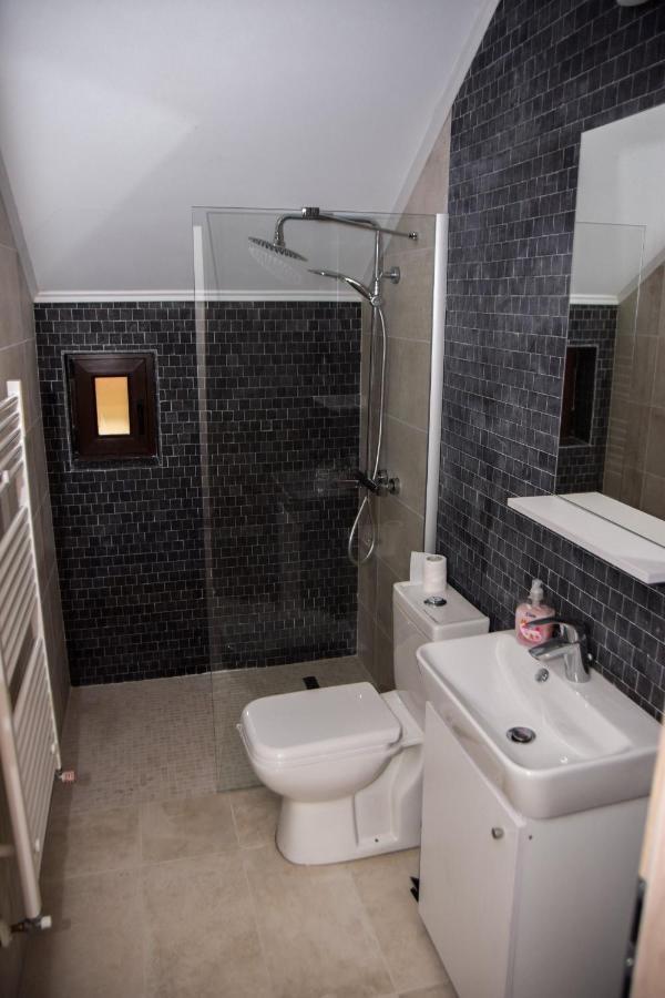 فندق New House Curtea de Argeş المظهر الخارجي الصورة